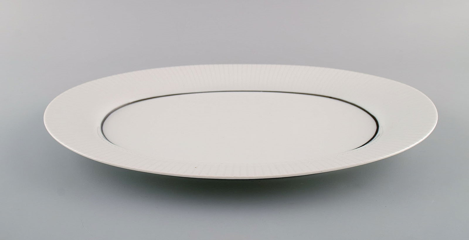 Tapio Wirkkala for Rosenthal. Rare Modulation serving dish in fluted porcelain. Platinum Detail. - 4