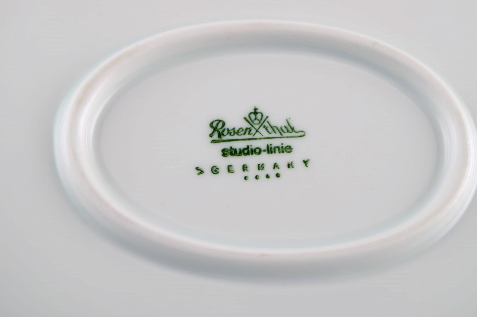 Tapio Wirkkala for Rosenthal. Rare Modulation serving dish in fluted porcelain. Platinum Detail. - 5