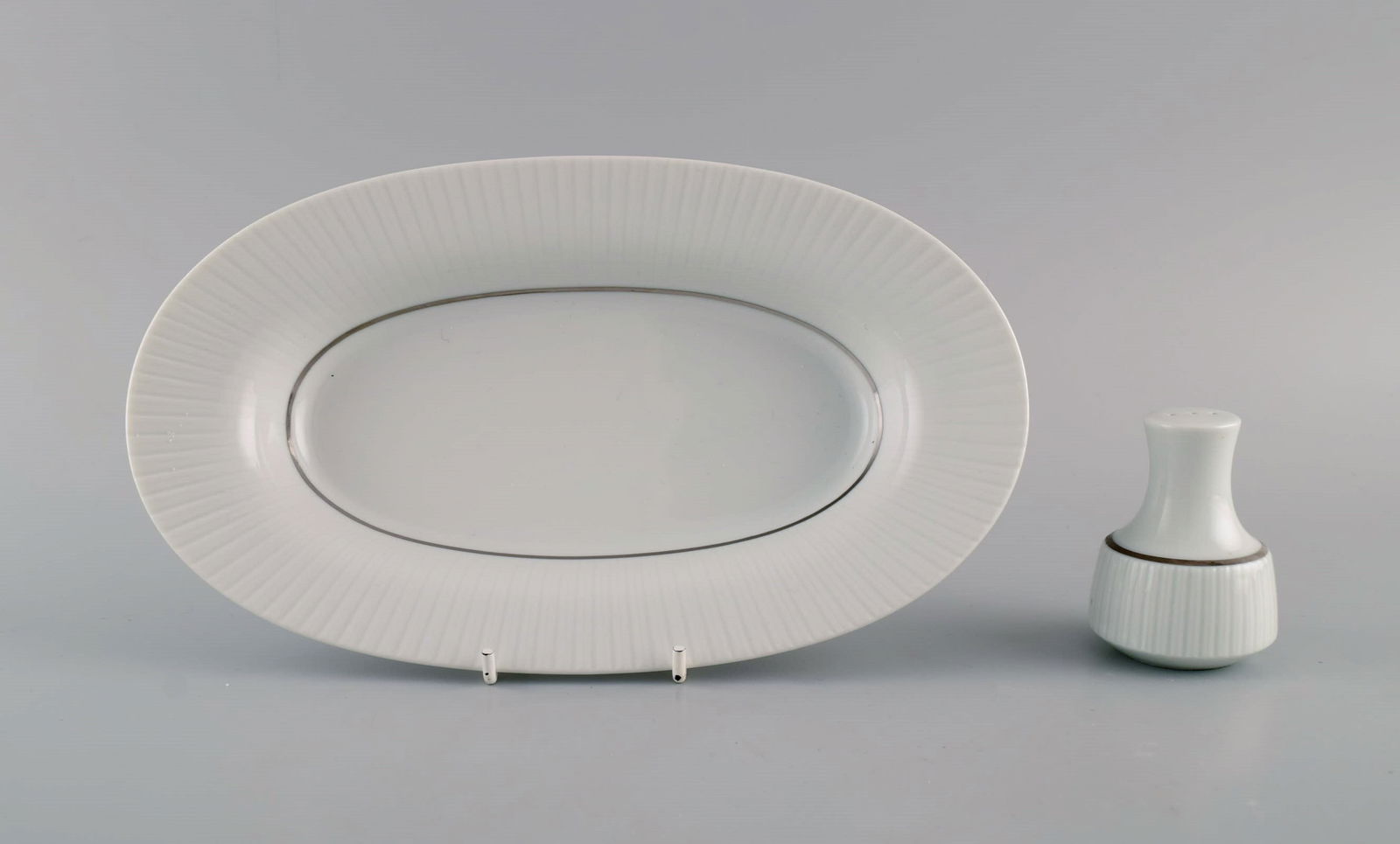Tapio Wirkkala for Rosenthal. Rare Modulation salt shaker and dish / bowl in fluted porcelain. (1 of 6)
