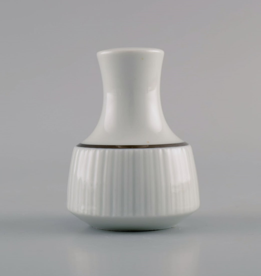 Tapio Wirkkala for Rosenthal. Rare Modulation salt shaker and dish / bowl in fluted porcelain. - 4