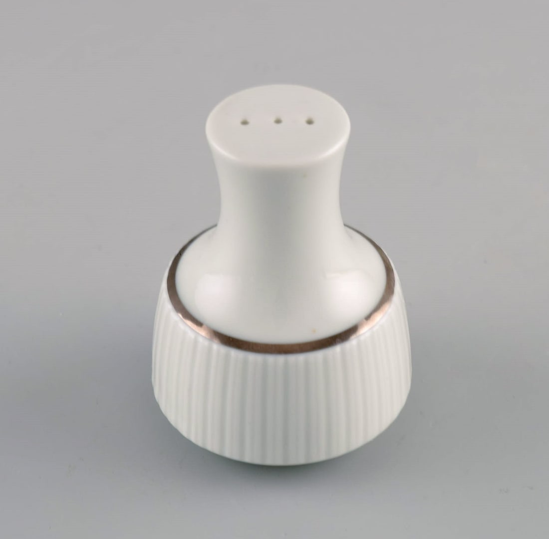 Tapio Wirkkala for Rosenthal. Rare Modulation salt shaker and dish / bowl in fluted porcelain. - 5