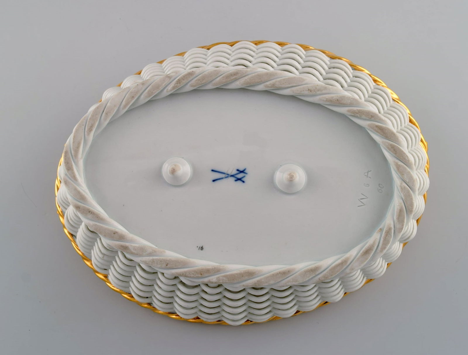 Antique Meissen braided porcelain basket with handles. Hand-painted flowers and golden border. Late - 7