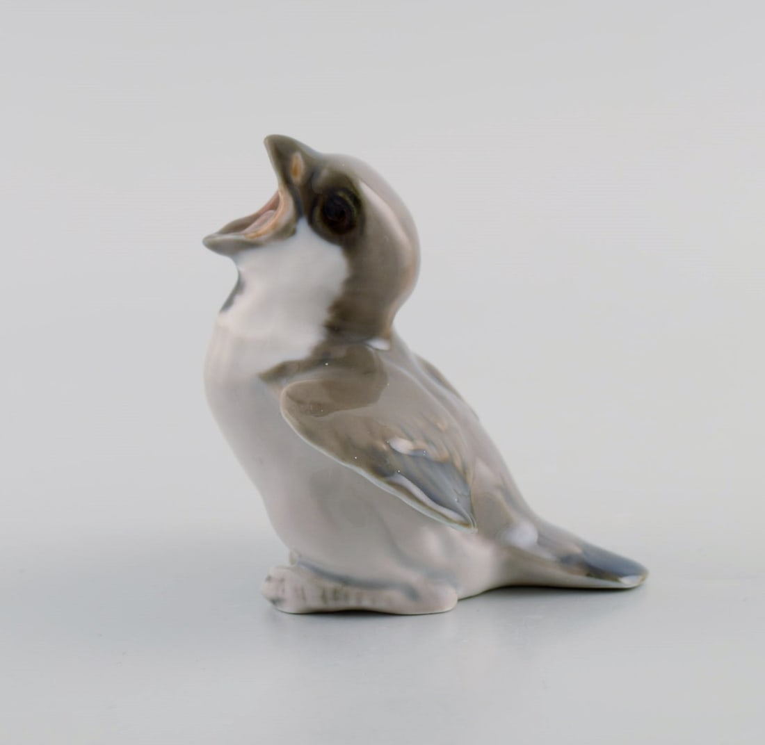 Knud Kyhn for Bing & Grøndahl. Porcelain figure. Sparrow chick. Model number 1852. - 4