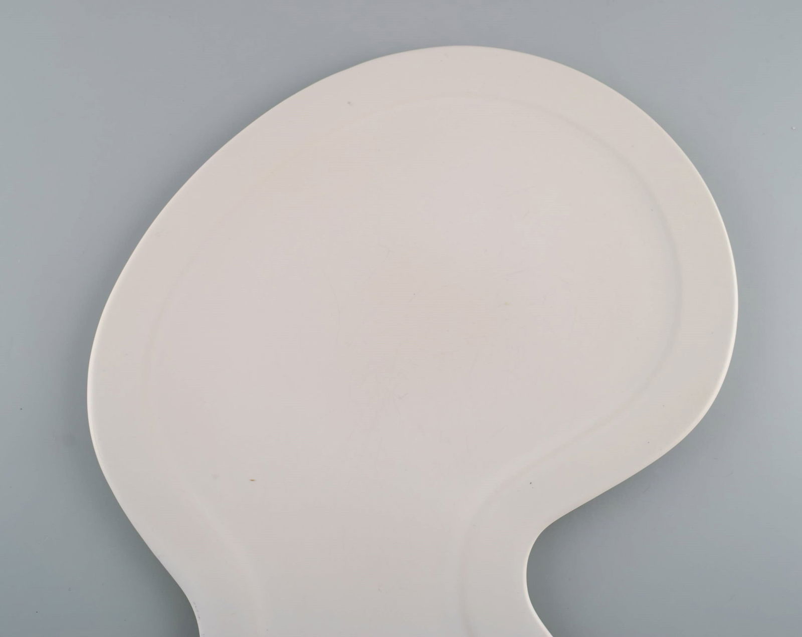 British design. Four large freeform plates in glazed porcelain. Late 20th century. - 3