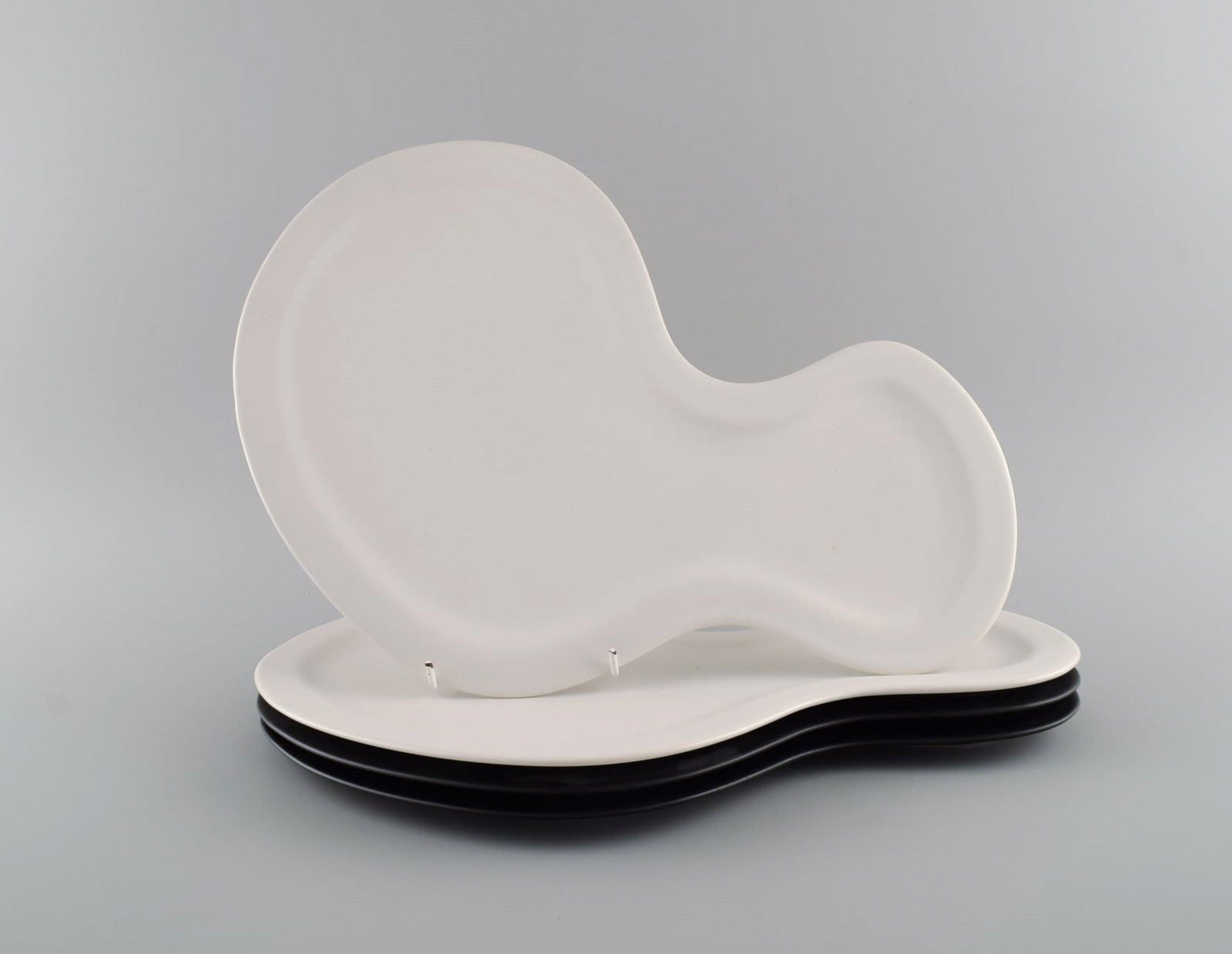 British design. Five large freeform plates in glazed porcelain. Late 20th century. (1 of 5)