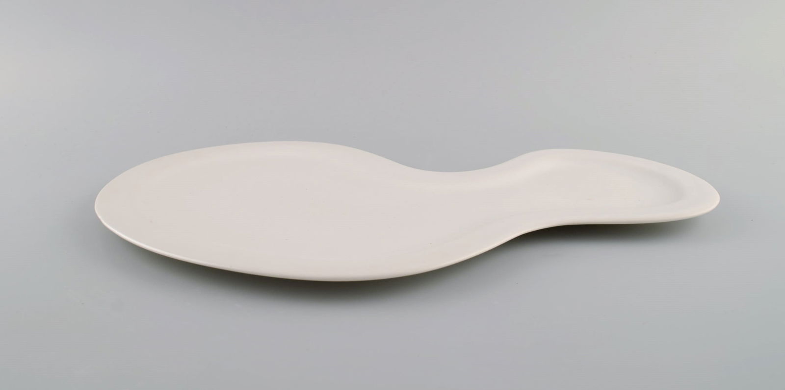 British design. Five large freeform plates in glazed porcelain. Late 20th century. - 4