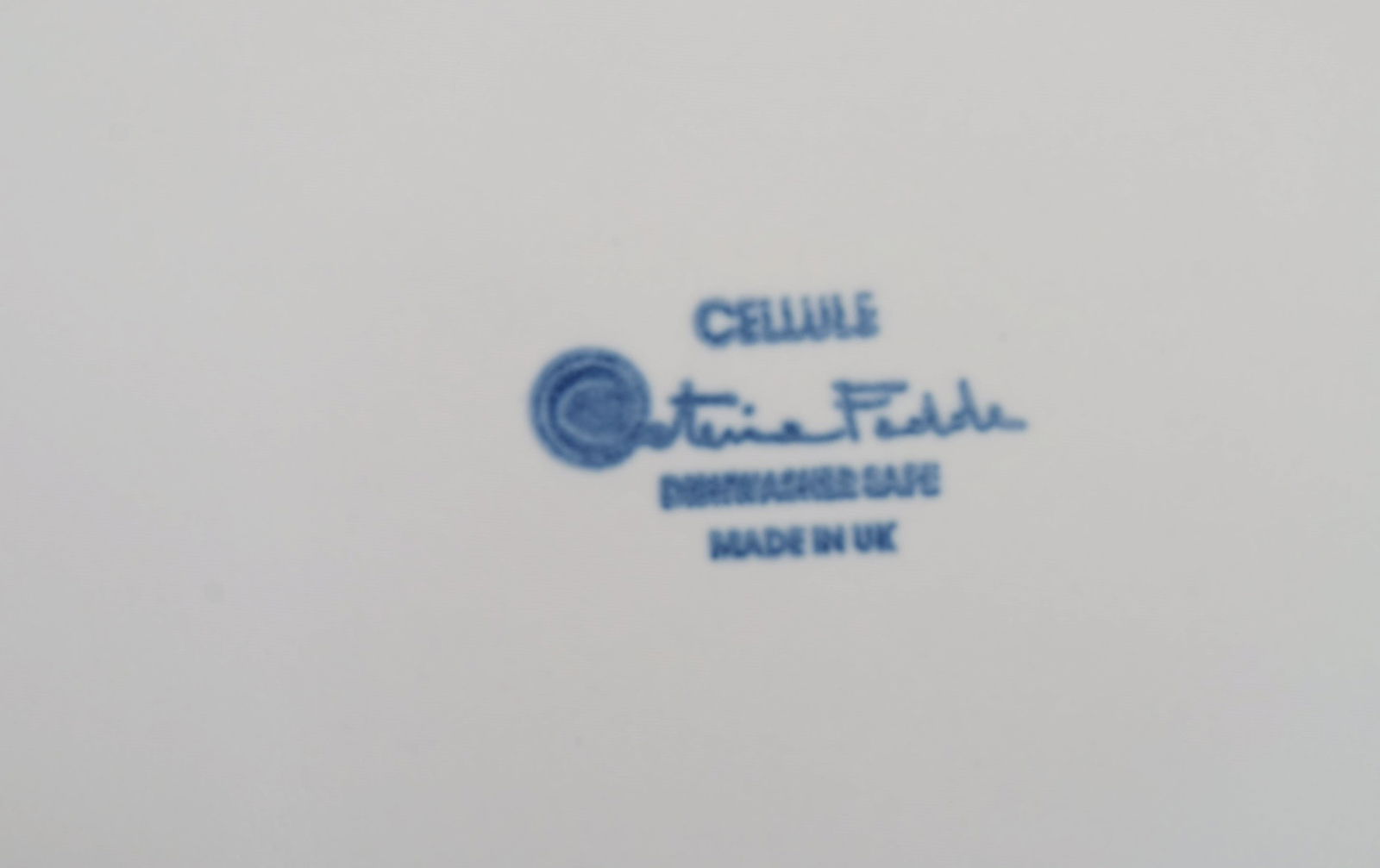 British design. Five large freeform plates in glazed porcelain. Late 20th century. - 5