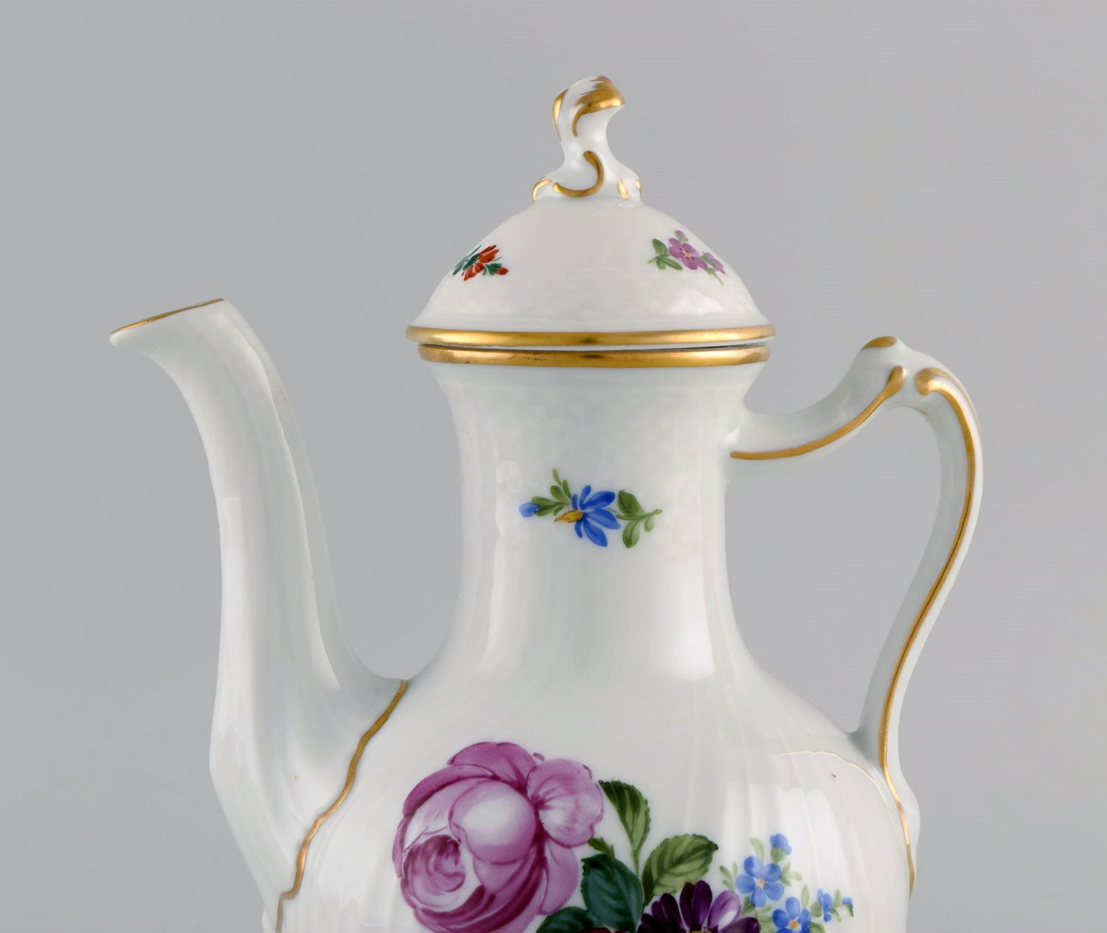Royal Copenhagen Saxon Flower coffee pot in hand-painted porcelain with flowers and gold decoration. - 2