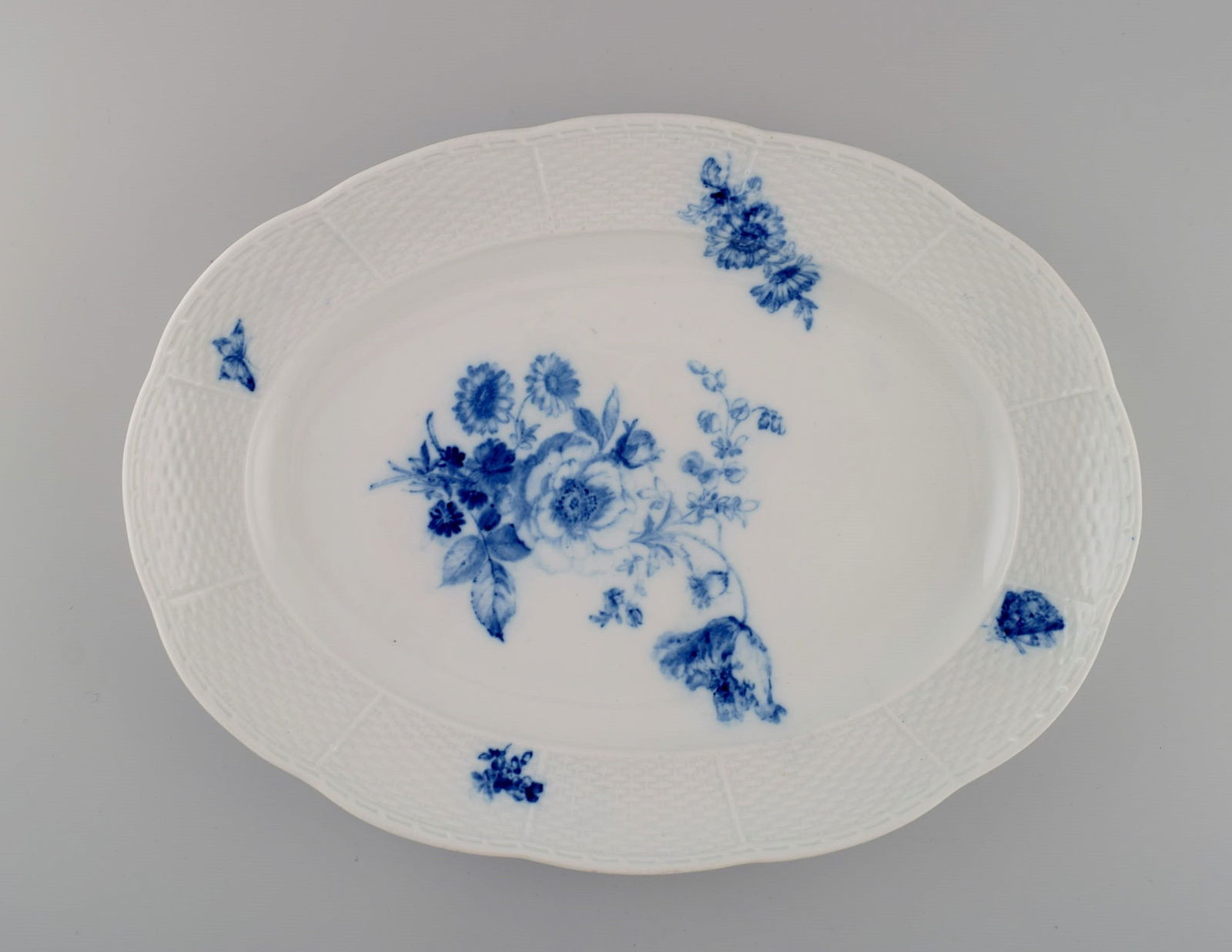Large oval Meissen dish in hand-painted porcelain. Blue flowers and butterflies. Late 19th century. (1 of 4)