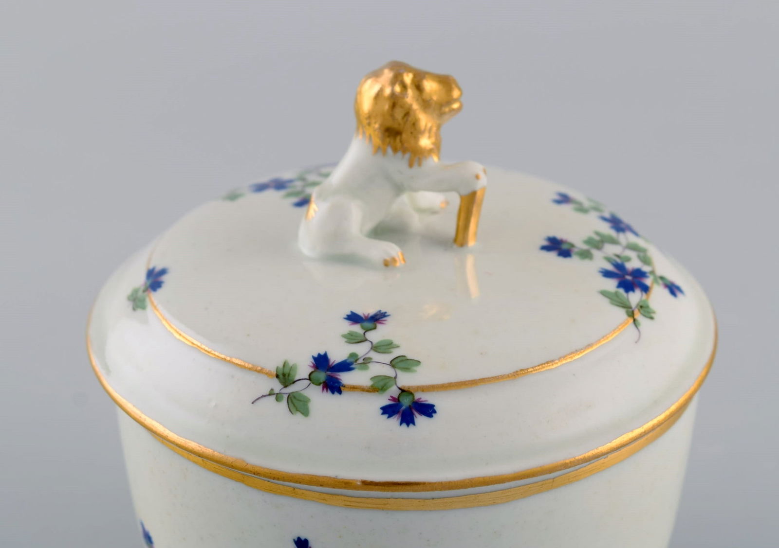 Antique German sugar bowl in hand-painted porcelain with flowers and gold edges. Lid knob modeled as - 4