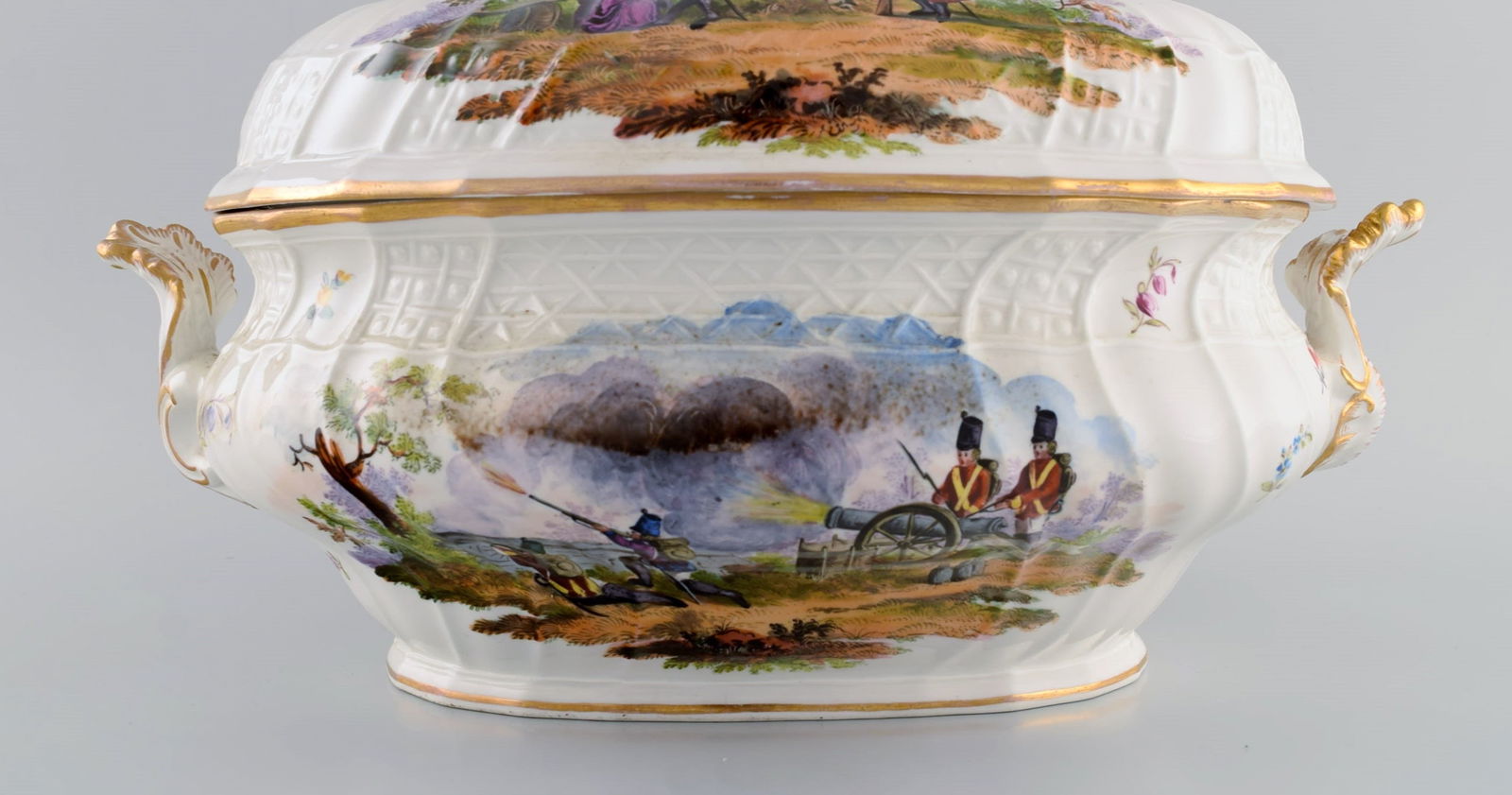 Large antique Meissen lidded tureen in hand-painted porcelain. Military scenes and putti with - 4