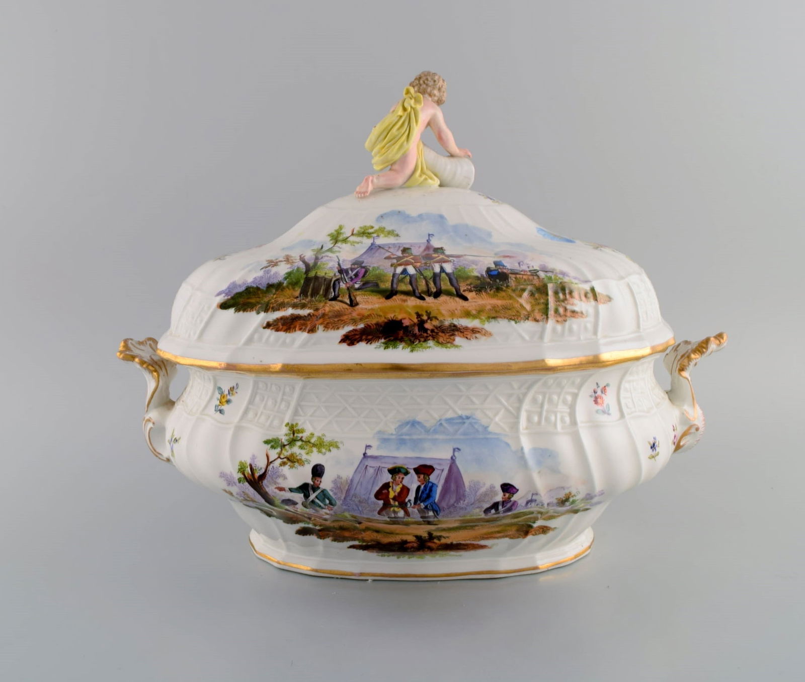 Large antique Meissen lidded tureen in hand-painted porcelain. Military scenes and putti with - 6