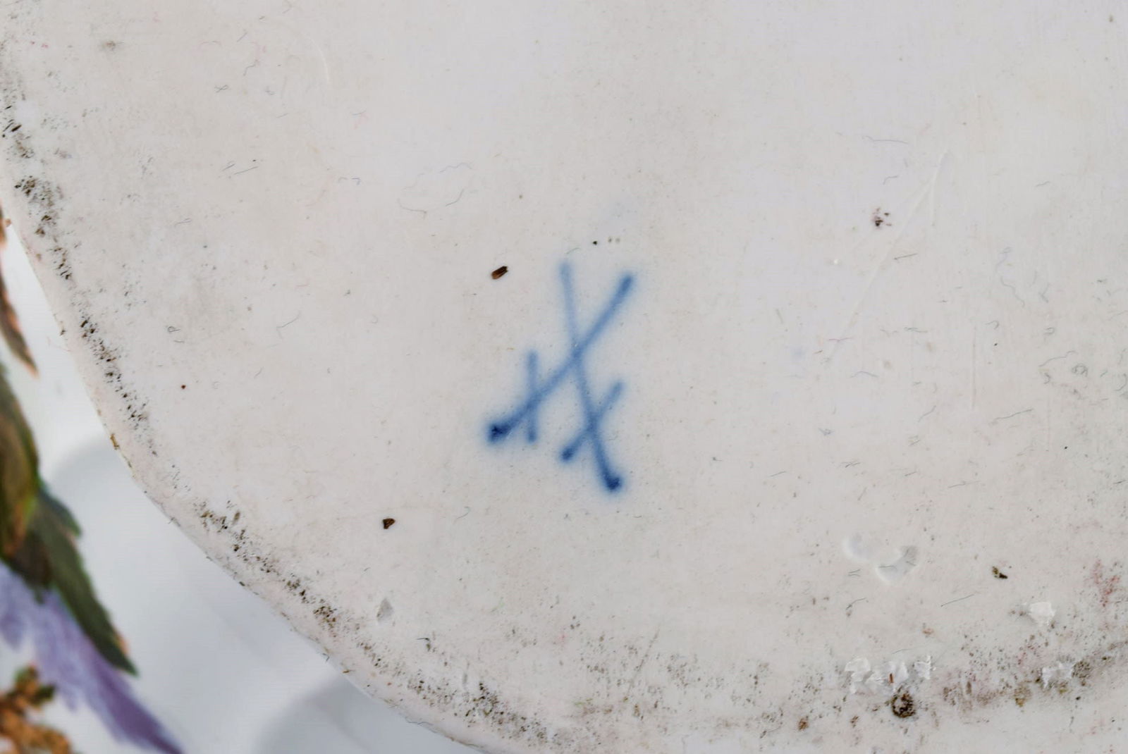 Large antique Meissen lidded tureen in hand-painted porcelain. Military scenes and putti with - 8