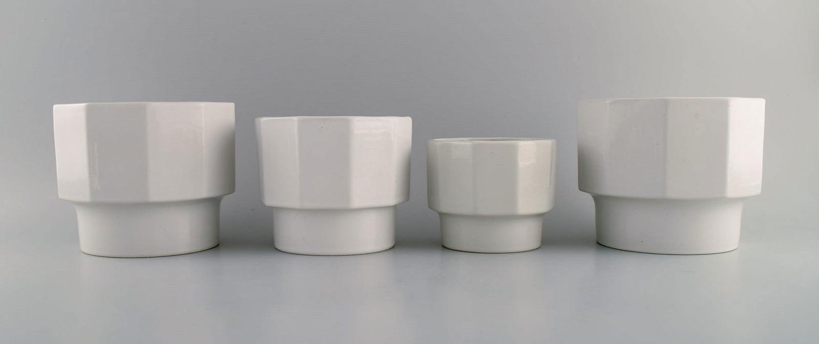 Erix Hennix for Gustavsberg. Three Plantina flower pots in glazed porcelain. 1970s. - 2