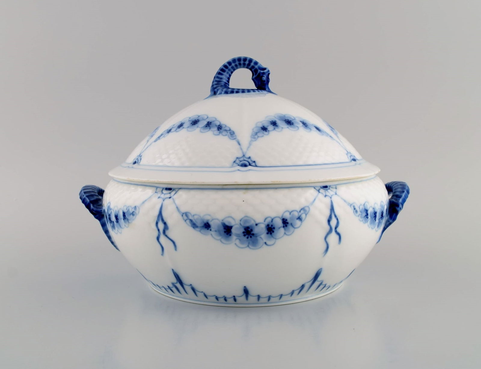 Antique Bing & Grøndahl lidded empire tureen in hand-painted porcelain. Lids and handles (1 of 6)