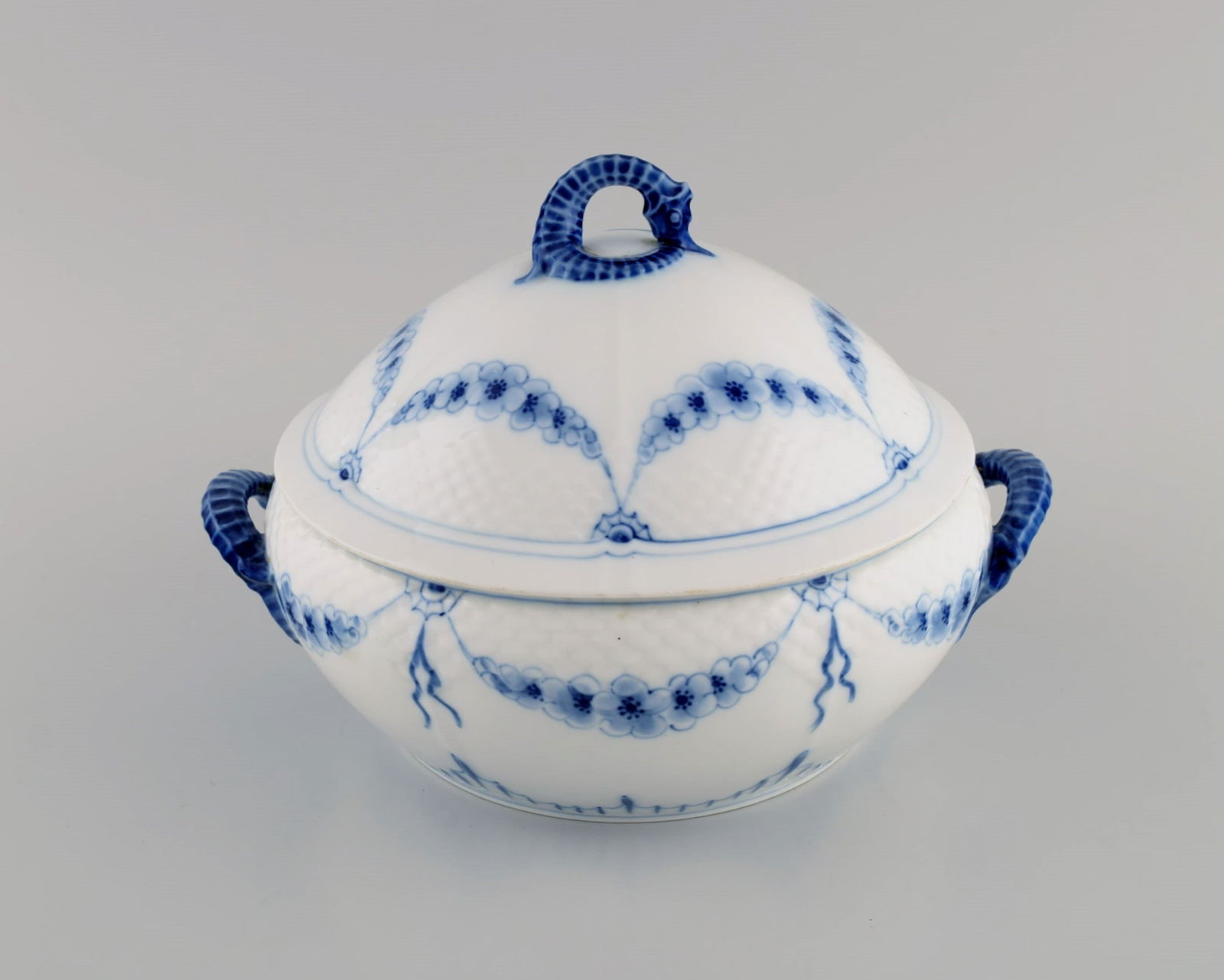 Antique Bing & Grøndahl lidded empire tureen in hand-painted porcelain. Lids and handles - 2