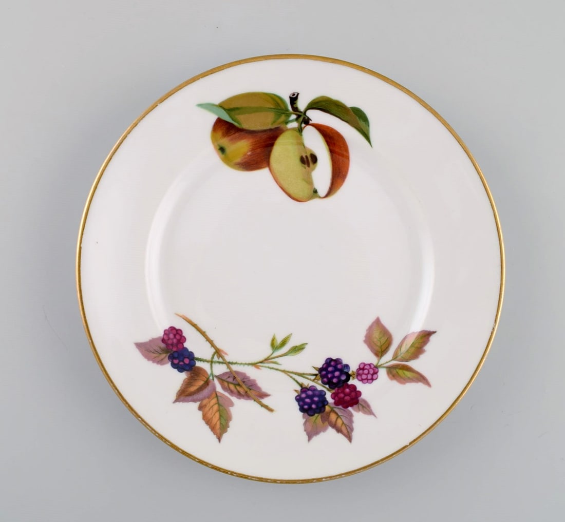 Royal Doulton, England. Four Evesham plates in porcelain decorated with fruits and gold edge. 1960s. - 2
