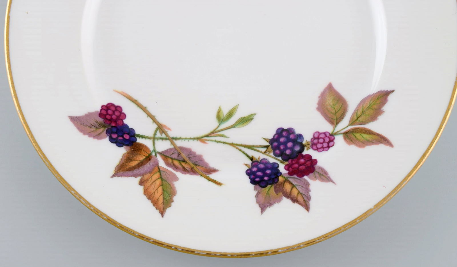 Royal Doulton, England. Four Evesham plates in porcelain decorated with fruits and gold edge. 1960s. - 3