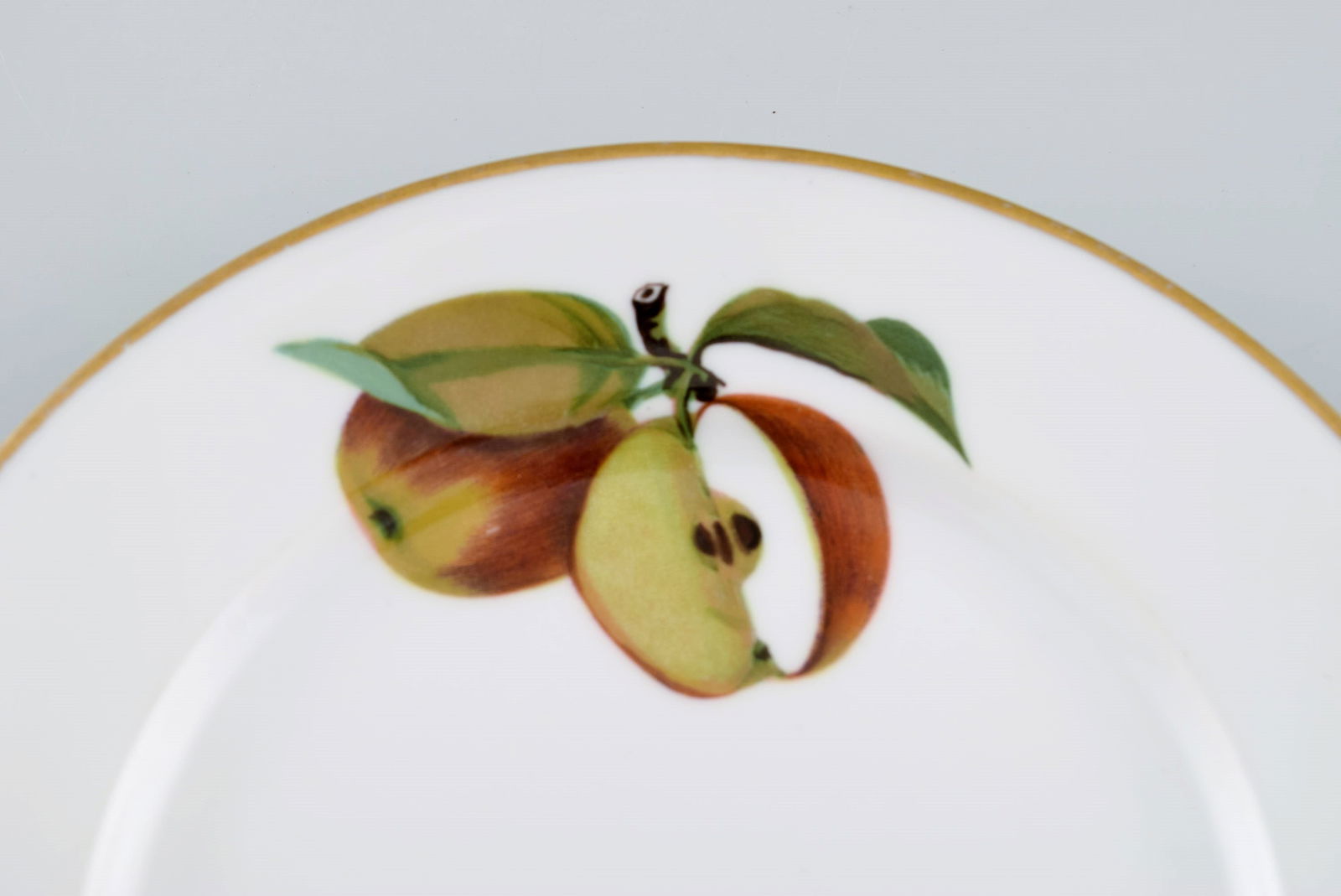 Royal Doulton, England. Four Evesham plates in porcelain decorated with fruits and gold edge. 1960s. - 4