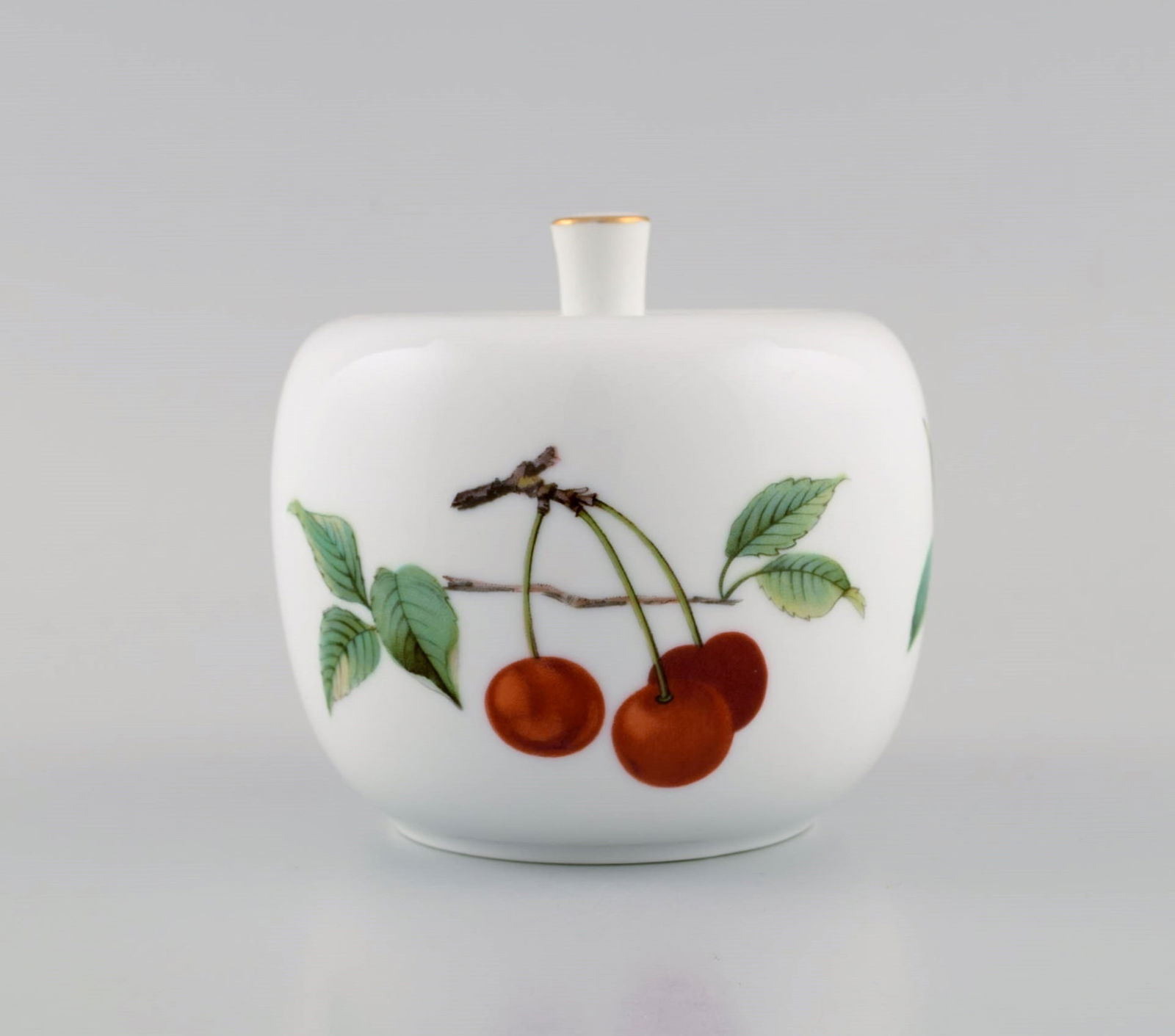 Royal Worcester, England. Seven pieces of Evesham porcelain decorated with fruits and gold edge. - 4