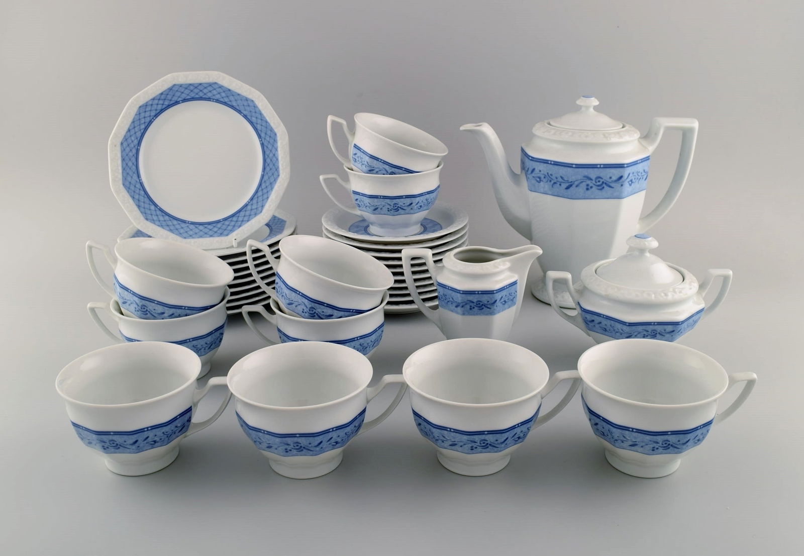 Rosenthal Classic coffee service for 10 people in porcelain with blue ribbon and flower decoration. (1 of 8)