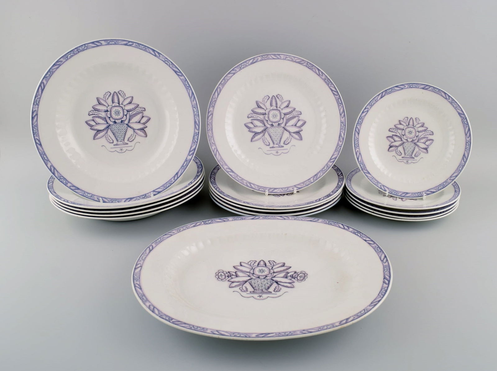 Wilhelm Kåge for Gustavsberg. Vas serving dish and fifteen plates in hand-painted faience. (1 of 7)