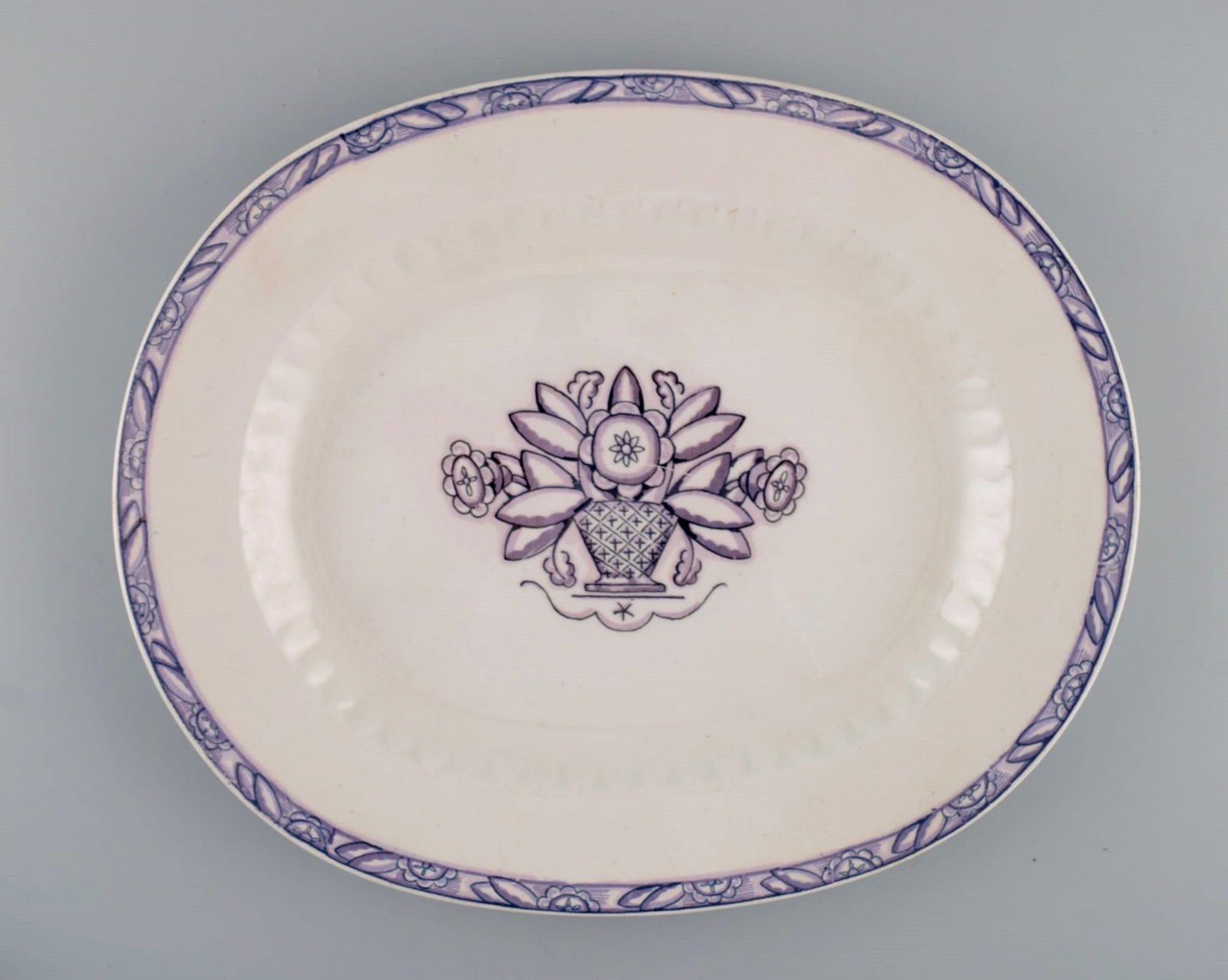 Wilhelm Kåge for Gustavsberg. Vas serving dish and fifteen plates in hand-painted faience. - 2