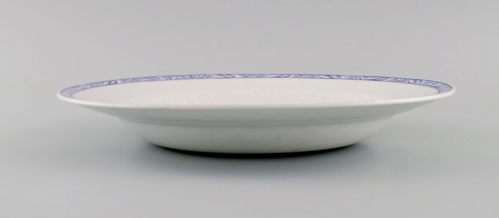 Wilhelm Kåge for Gustavsberg. Vas serving dish and fifteen plates in hand-painted faience. - 4