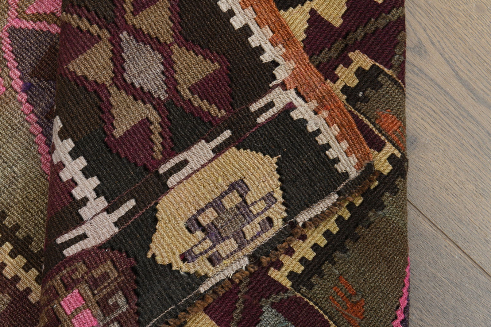 5'6x11'8 ft, COLORFUL, PINK DÉCOR: Title: 5'6x11'8 ft, COLORFUL, PINK DÉCOR Description: This Turkish one-of-a-kind Vintage Flatweave Kilim Rug is hand-knotted and handwoven by the most skilled artisans who use pure wool, in