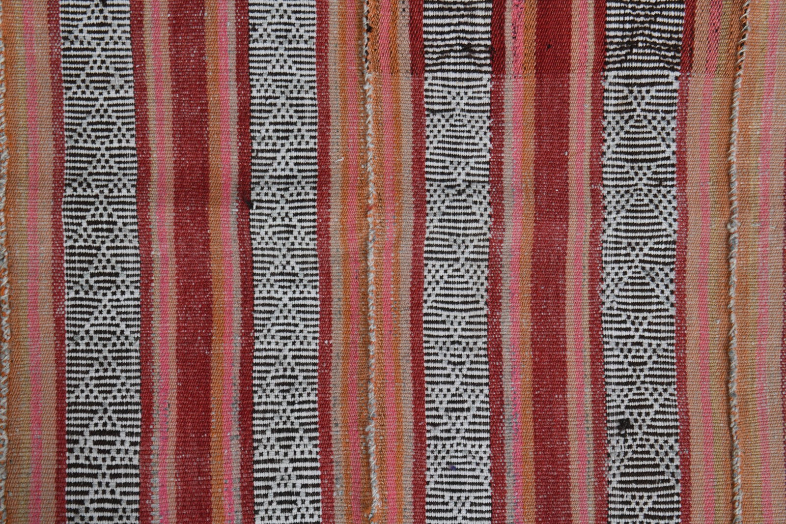 4'5x7'5 ft, VINTAGE TURKISH RUG: Title: 4'5x7'5 ft, VINTAGE TURKISH RUG Description: This Turkish one-of-a-kind Vintage Flatweave Kilim Rug is hand-knotted and handwoven by the most skilled artisans who use pure wool, in vibrant,