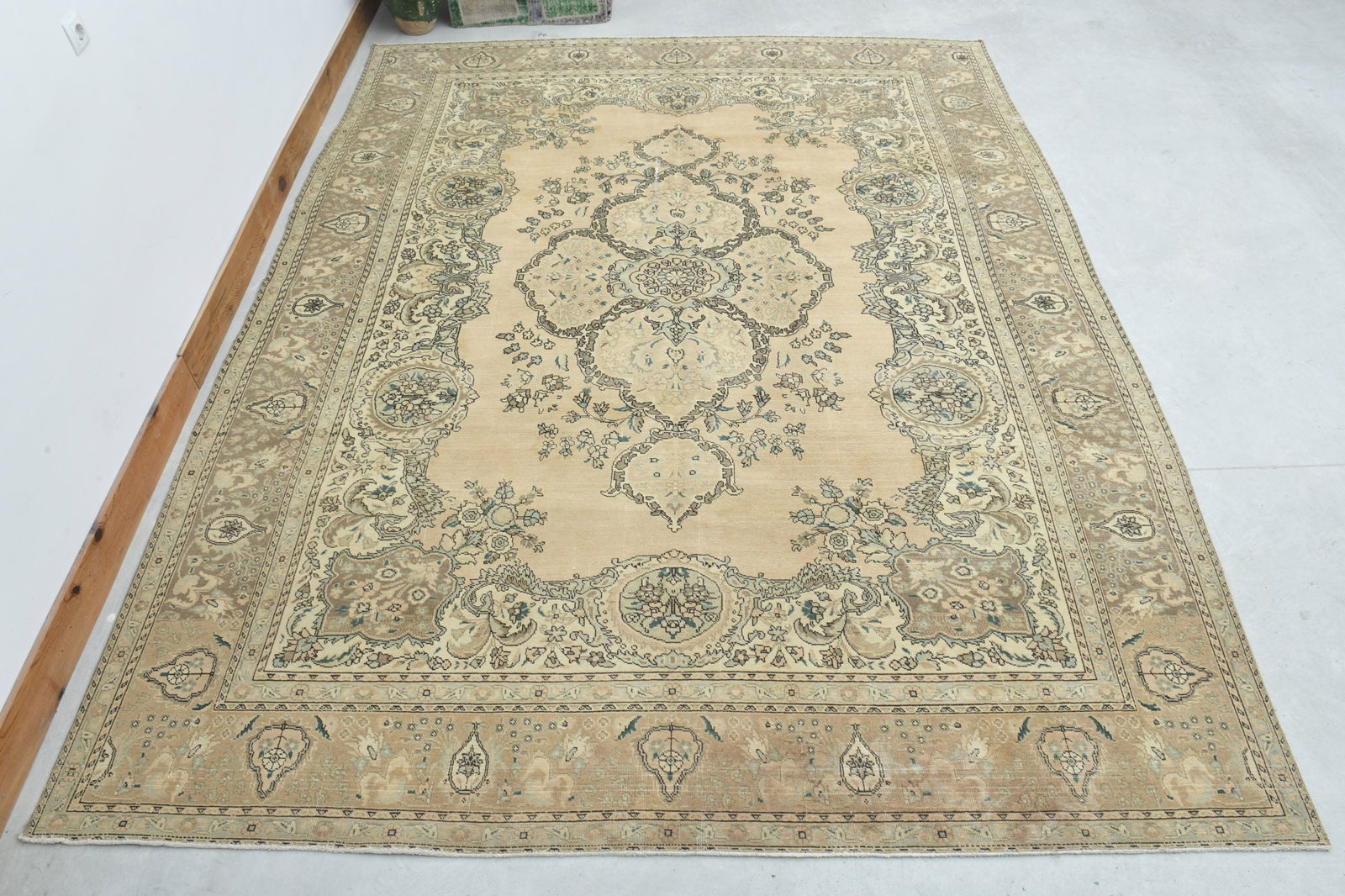 9'7x12'6 ft, LUXURY ANTIQUE DÉCOR: Title: 9'7x12'6 ft, LUXURY ANTIQUE DÉCOR Description: This Turkish one-of-a-kind Anatolian Vintage Rug is hand-knotted and handwoven by the most skilled artisans who use pure wool, in muted,