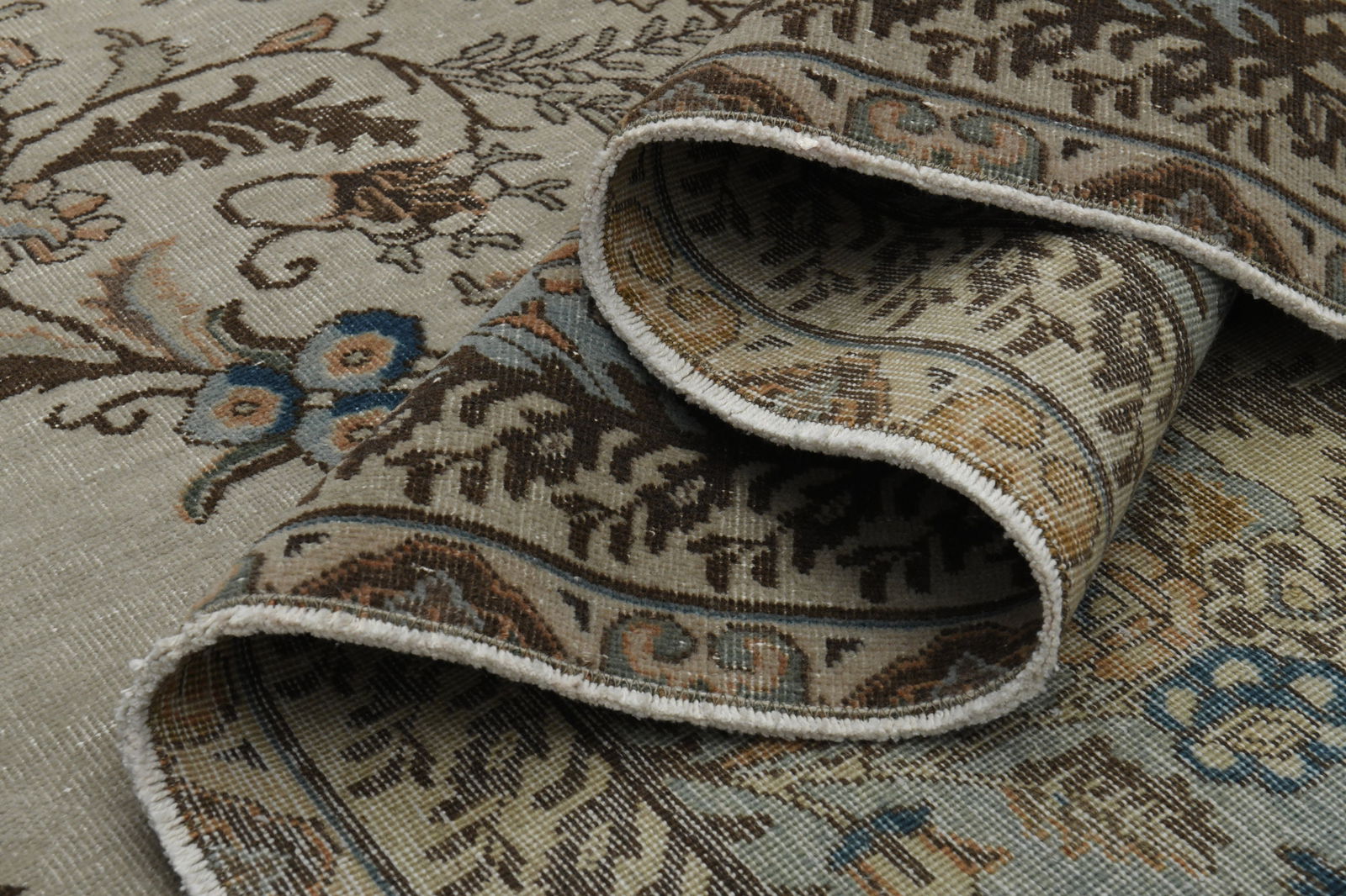 9.9x14.9 ft Oversized Floral Rug,: Title: 9.9x14.9 ft Oversized Floral Rug, Description: This Turkish one-of-a-kind Anatolian Vintage Rug is hand-knotted and handwoven by the most skilled artisans who use pure wool, in muted, natural t