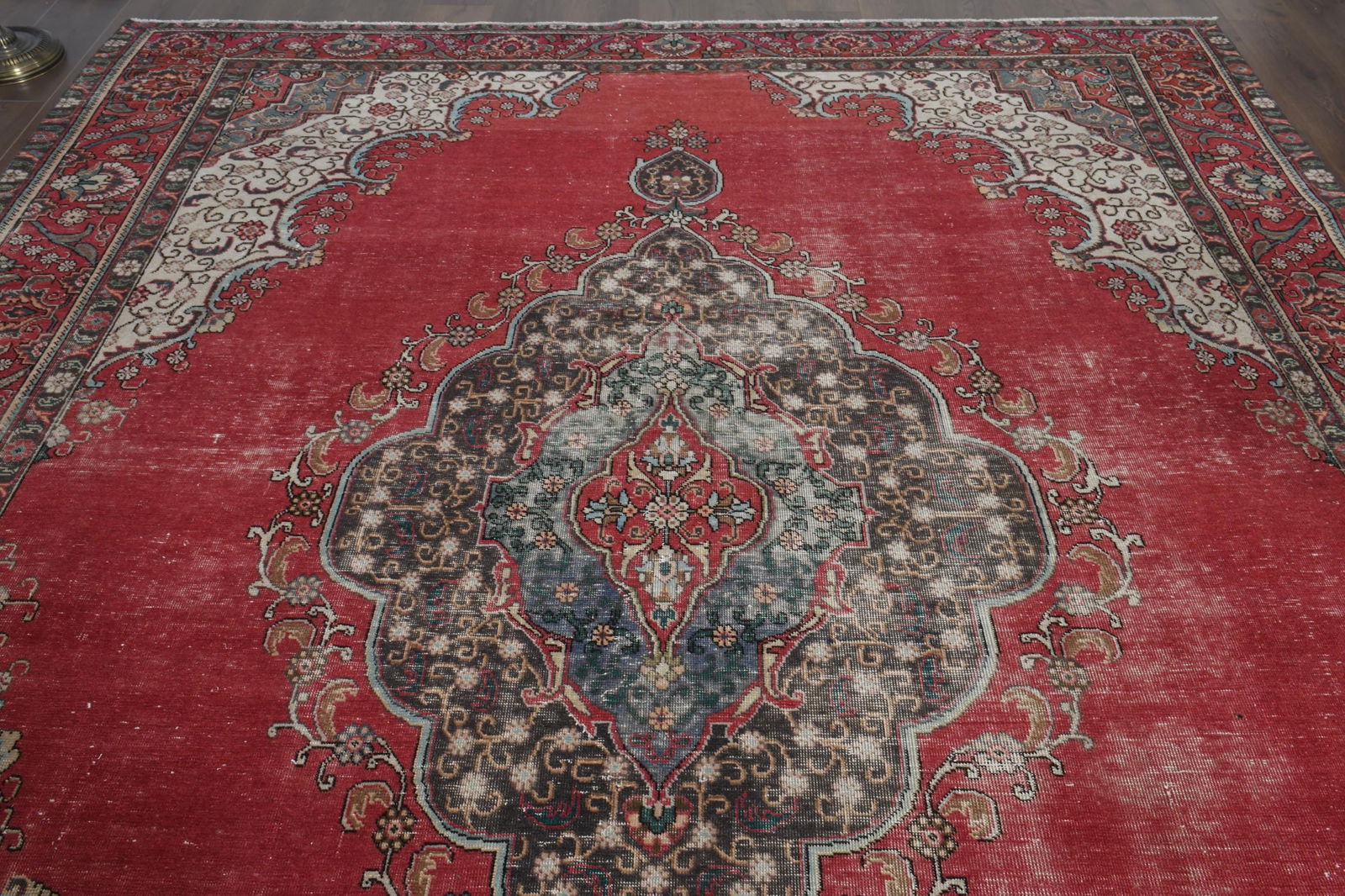 9'2x11'5 ft, RED MINIMALIST RUG - 3