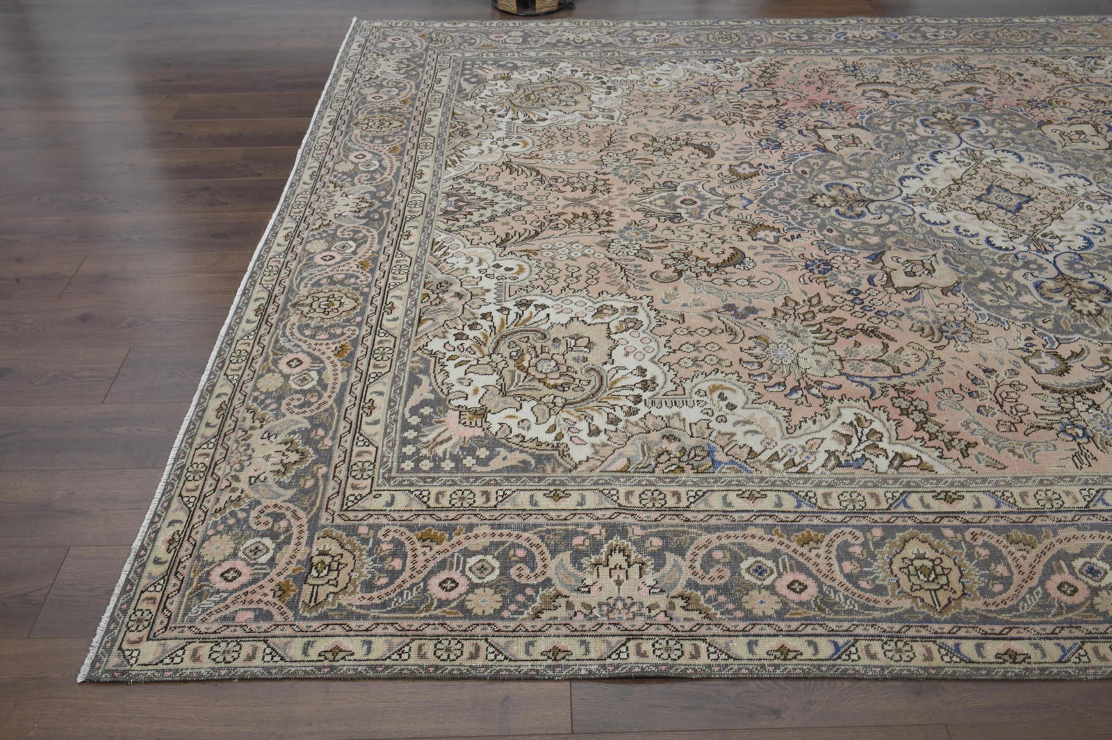 9'2x12'5 ft, HERIZ PERSIAN RUG, Minimalist Décor: Title: 9'2x12'5 ft, HERIZ PERSIAN RUG, Minimalist Décor Description: This Turkish one-of-a-kind Anatolian Vintage Rug is hand-knotted and handwoven by the most skilled artisans who use pure