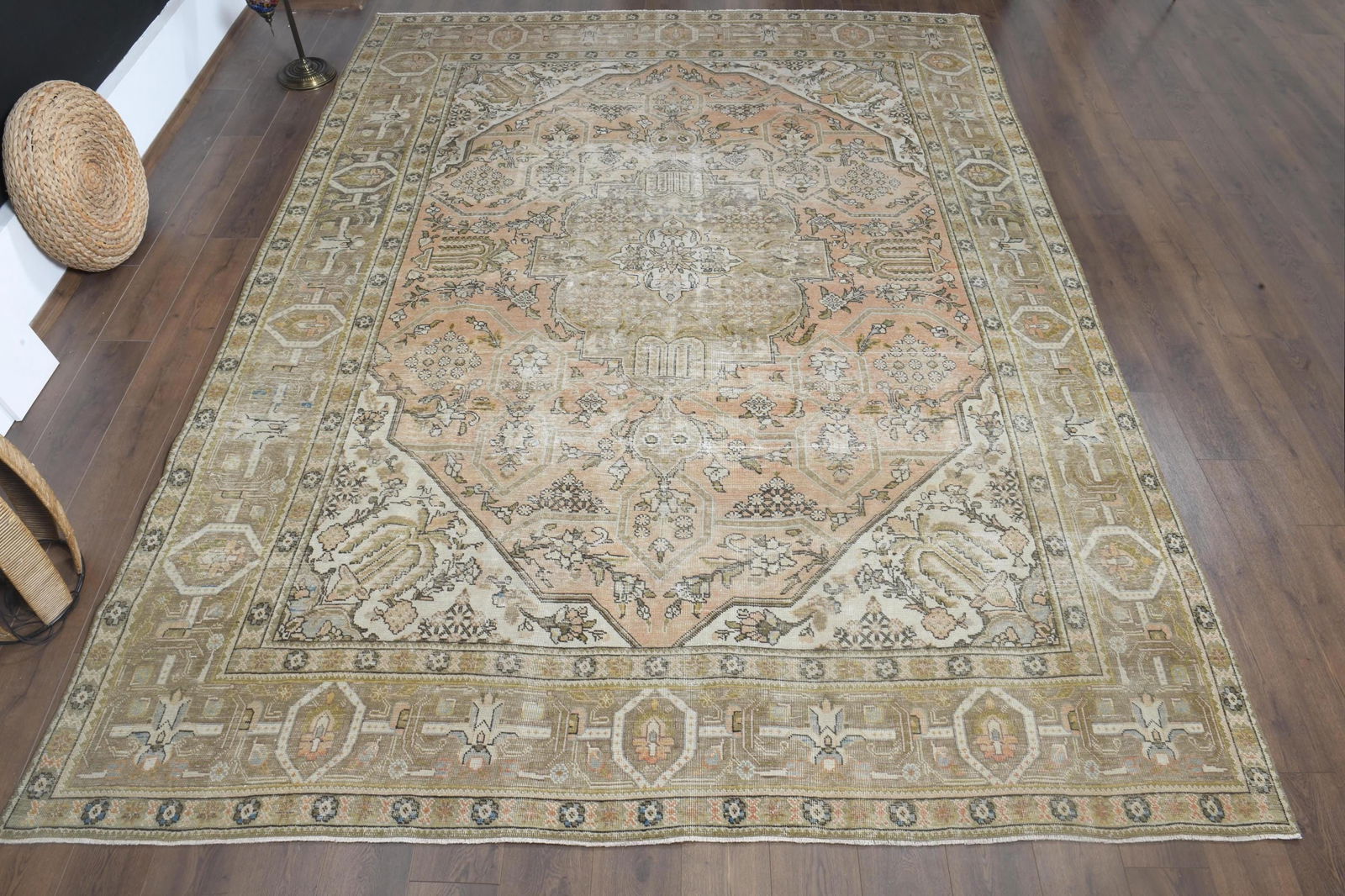 9'6x12'4 ft, OVERSIZED PERSIAN RUG, Living Room: Title: 9'6x12'4 ft, OVERSIZED PERSIAN RUG, Living Room Description: This Turkish one-of-a-kind Anatolian Vintage Rug is hand-knotted and handwoven by the most skilled artisans who use pure wool, in mu