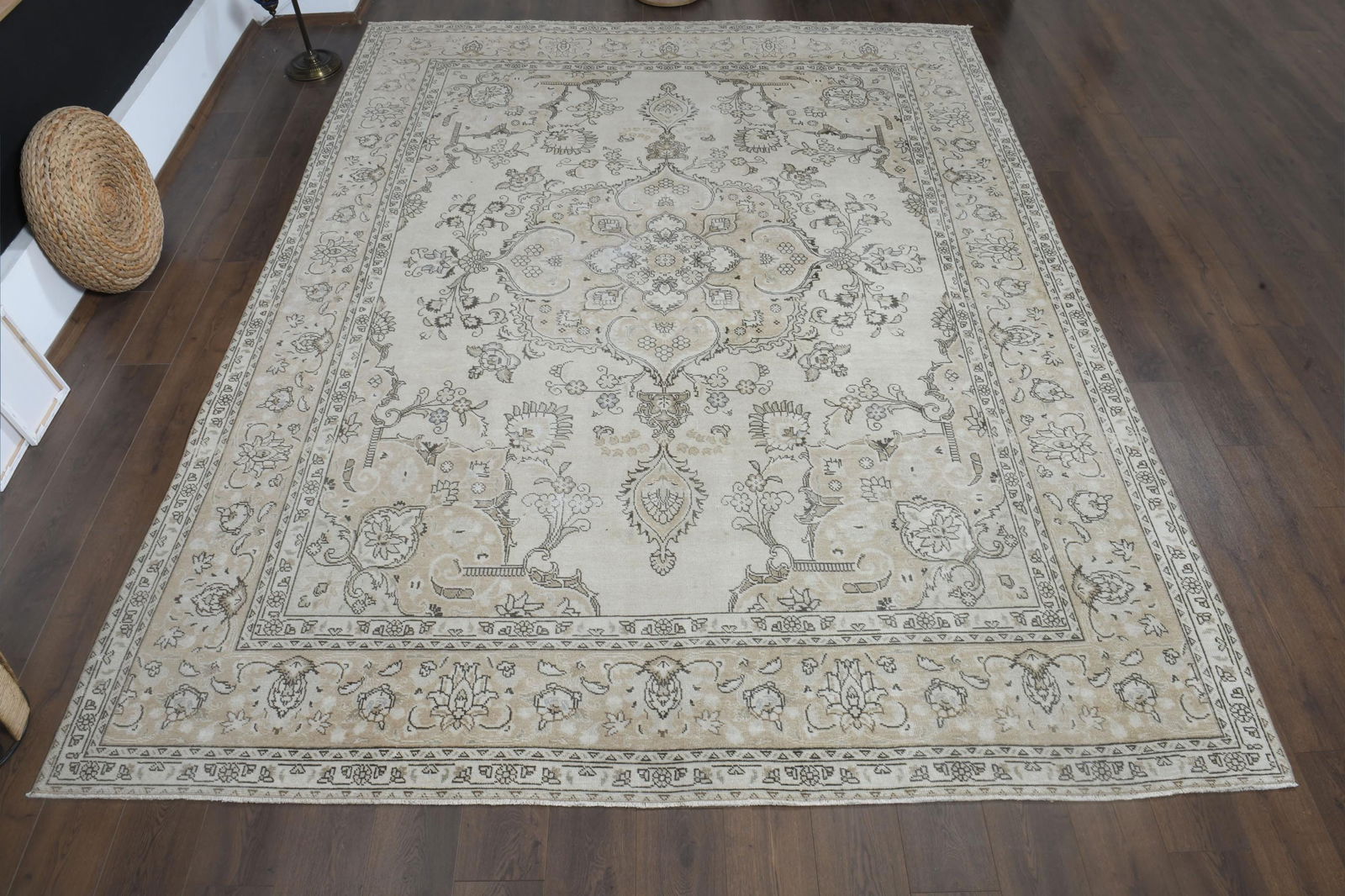 9'5x12'5 ft, OVERSIZED TURKISH RUG, Living Room Rug: Title: 9'5x12'5 ft, OVERSIZED TURKISH RUG, Living Room Rug Description: This Turkish one-of-a-kind Anatolian Vintage Rug is hand-knotted and handwoven by the most skilled artisans who use pure wool,