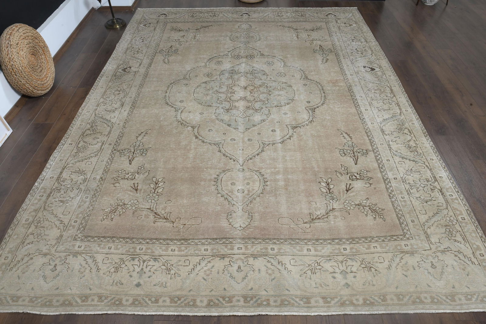 9'4x12'9 ft, OVERSIZED PERSIAN RUG, Living Room: Title: 9'4x12'9 ft, OVERSIZED PERSIAN RUG, Living Room Description: This Turkish one-of-a-kind Anatolian Vintage Rug is hand-knotted and handwoven by the most skilled artisans who use pure wool, in