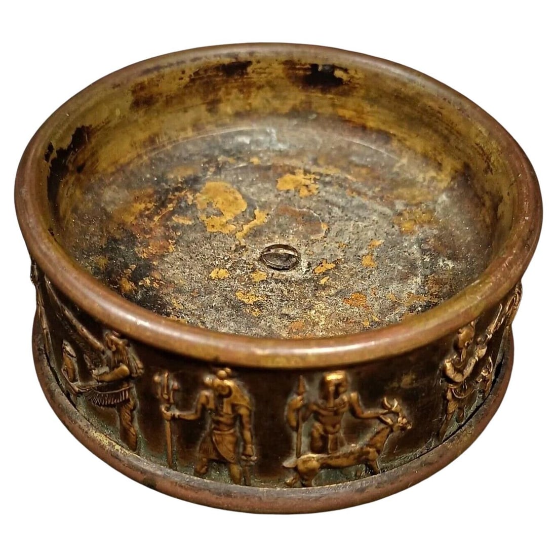 Antique 20th Century Egyptian-Themed Trinket Dish: Title:Antique 20th Century Egyptian-Themed Trinket DishOrigin:FranceDimension:Diameter: 7 cm (2.8 inches)Height: 3 cm (1.2 inches)Materials:BrassYear:20th CenturyDescription:Discover a touch of