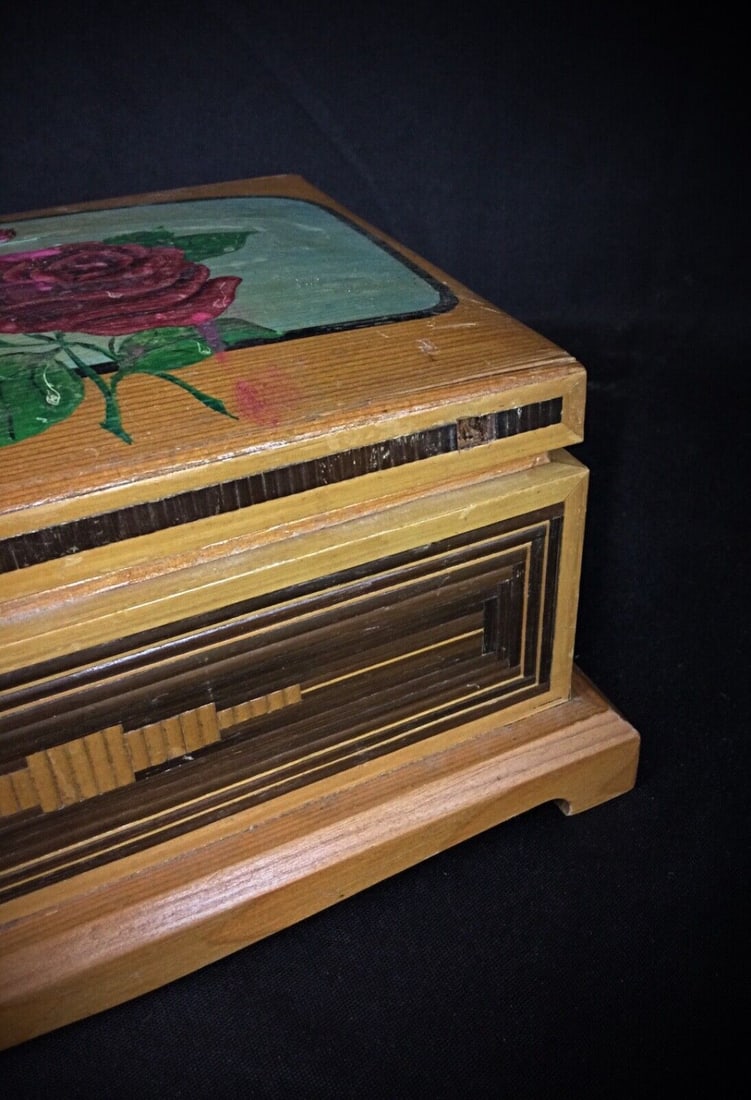 Vintage Straw Marquetry Box with Floral Rose Design – Early 20th Century - 7