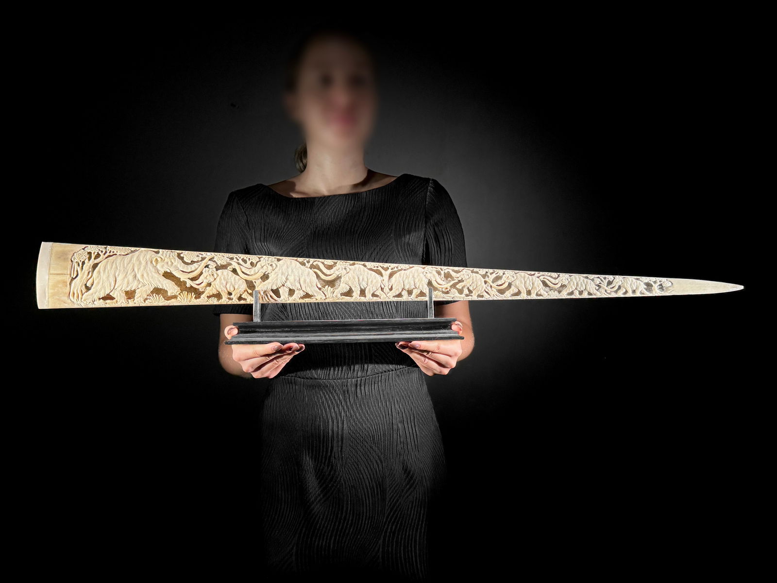 Extra large engraved Swordfish rostrum - Prehistoric Woolly Mammoth Scene: Title:Extra large engraved Swordfish rostrum - Prehistoric Woolly Mammoth SceneMaker:UnknownOrigin:IndonesiaDate/Period:2025Materials:Xiphias Gladius, Bone, WoodDimensions:Length: 95 cm / 37.4