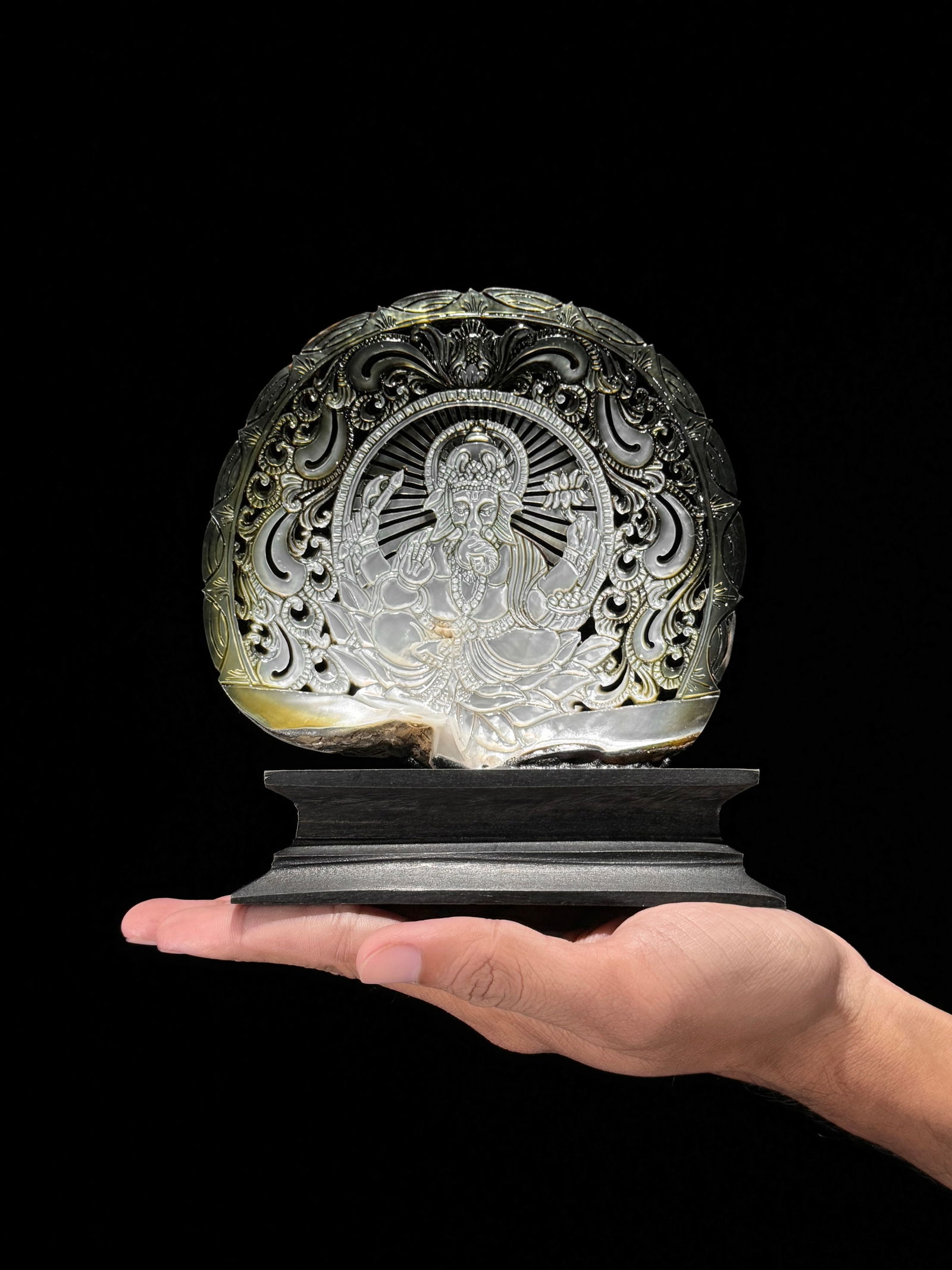 Engraved mother of pearl shell - Ganesha motif (1 of 10)