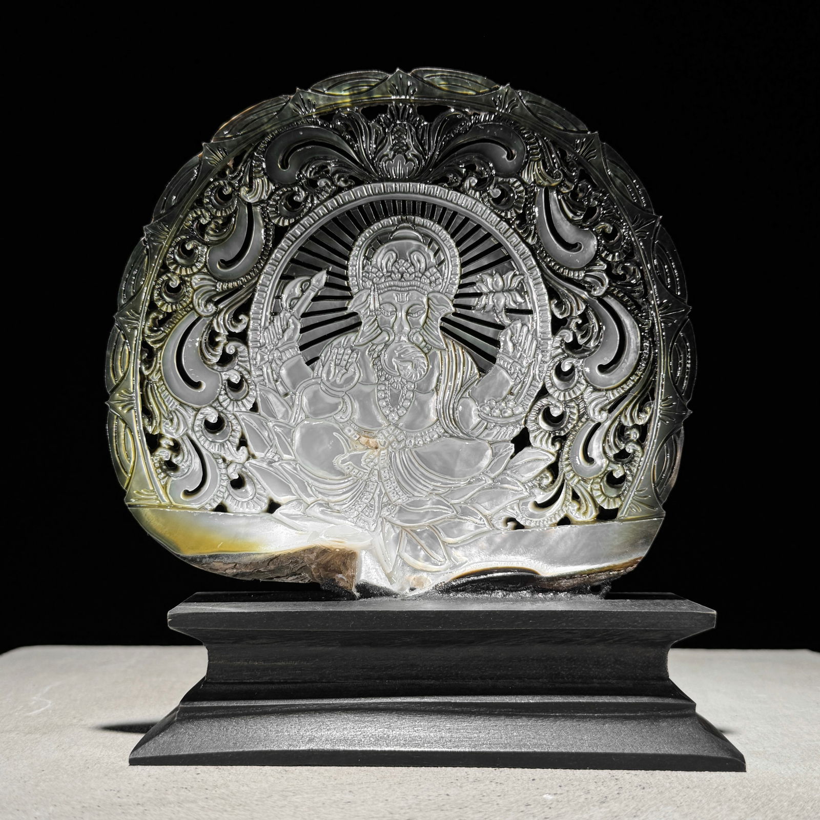 Engraved mother of pearl shell - Ganesha motif - 2