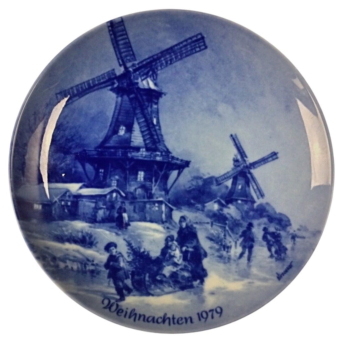Vintage Wall-Mounted Porcelain Decorative Plate – "Christmas Eve": Title:Vintage Wall-Mounted Porcelain Decorative Plate – "Christmas Eve" Origin:France Dimension:Height: 2.5 cm (0.98 inches)Diameter: 19.5 cm (7.68 inches) Materials:Porcelain Year:1979 Description: