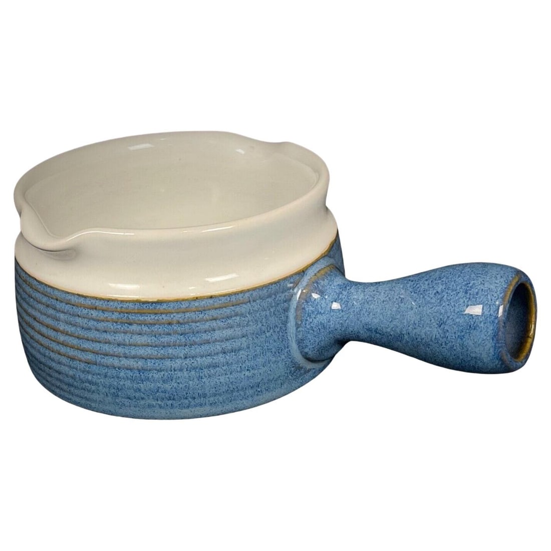 Vintage Blue and White Faience Sauce Boat – Elegant Gravy Boat, 16.5 cm: Title:Vintage Blue and White Faience Sauce Boat – Elegant Gravy Boat, 16.5 cmOrigin:FranceDimension:2.76 in (7 cm)Diameter: 4.34 in (11 cm)Materials:FaienceYear:20th CenturyDescription:Add a touch