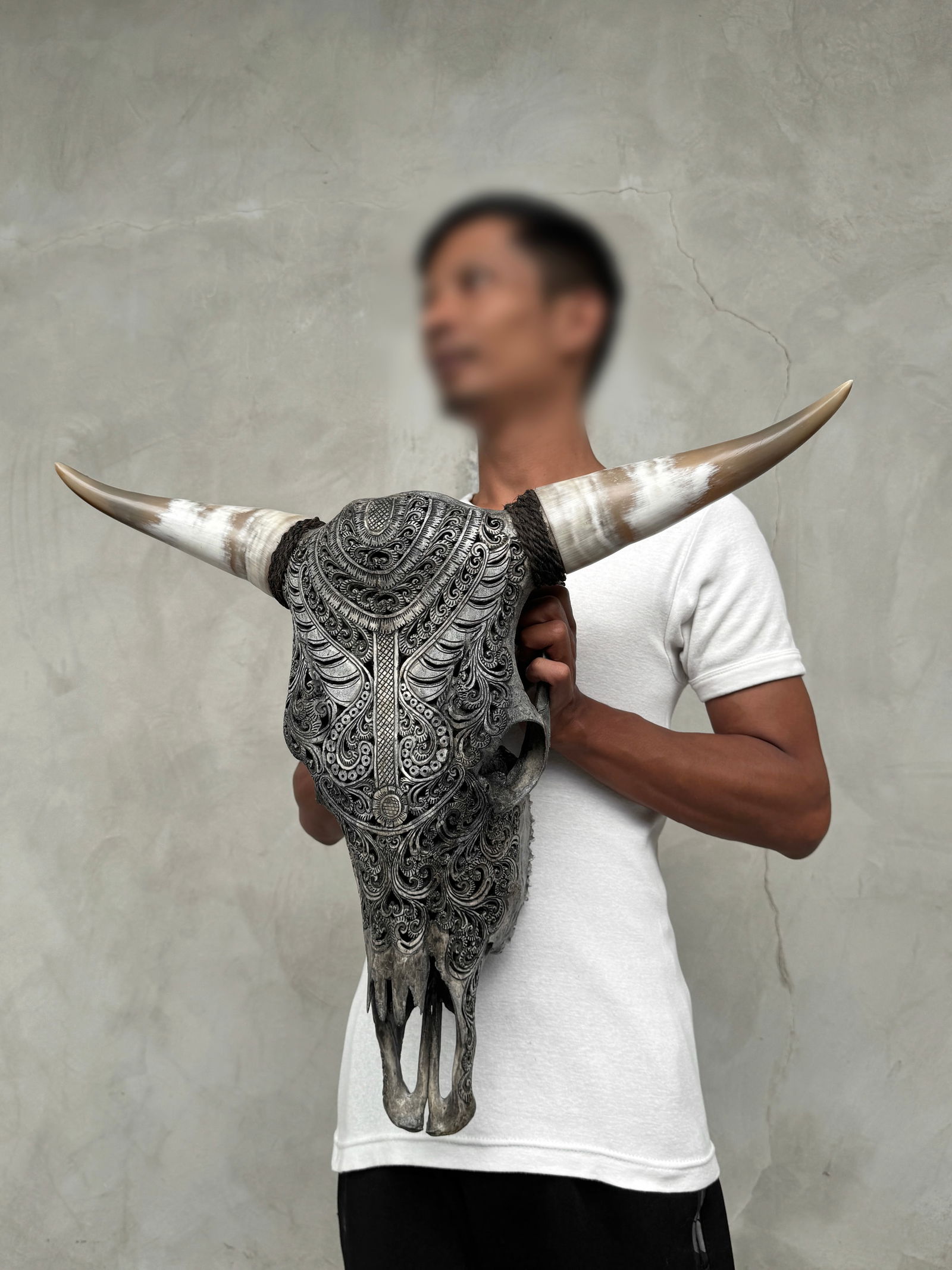 Stunning carved grey bull's skull - Badong motif - 4