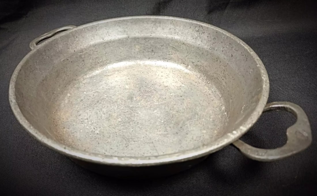 19th Century Pewter Plate with Handle – "Les étains de la tour" - 3