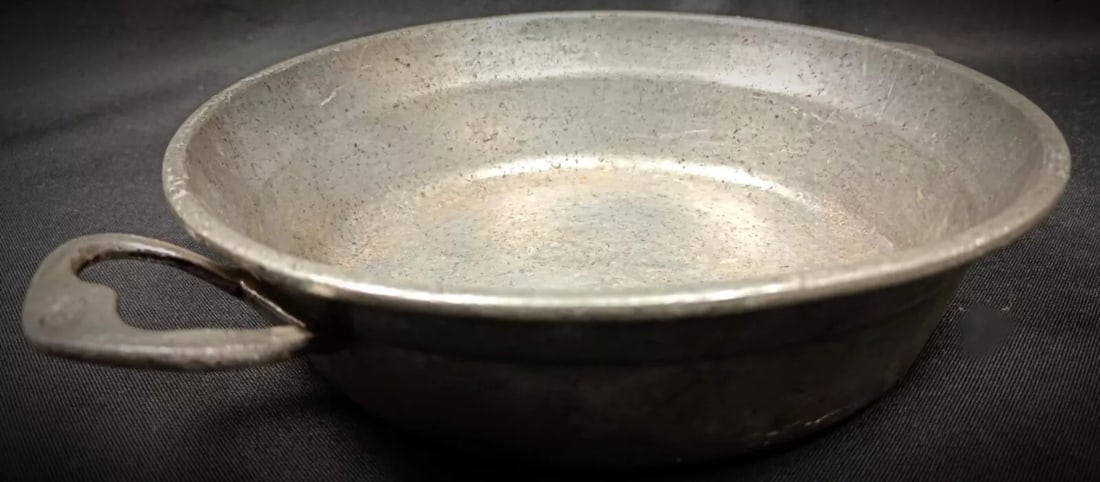 19th Century Pewter Plate with Handle – "Les étains de la tour" - 4
