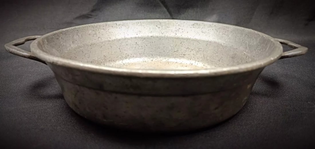 19th Century Pewter Plate with Handle – "Les étains de la tour" - 5