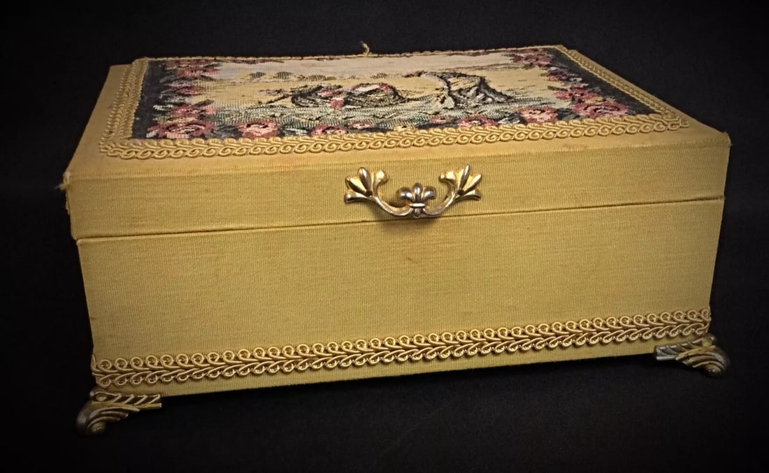 Charming Small Musical Box with Embroidered Decoration, Quadripod - 10