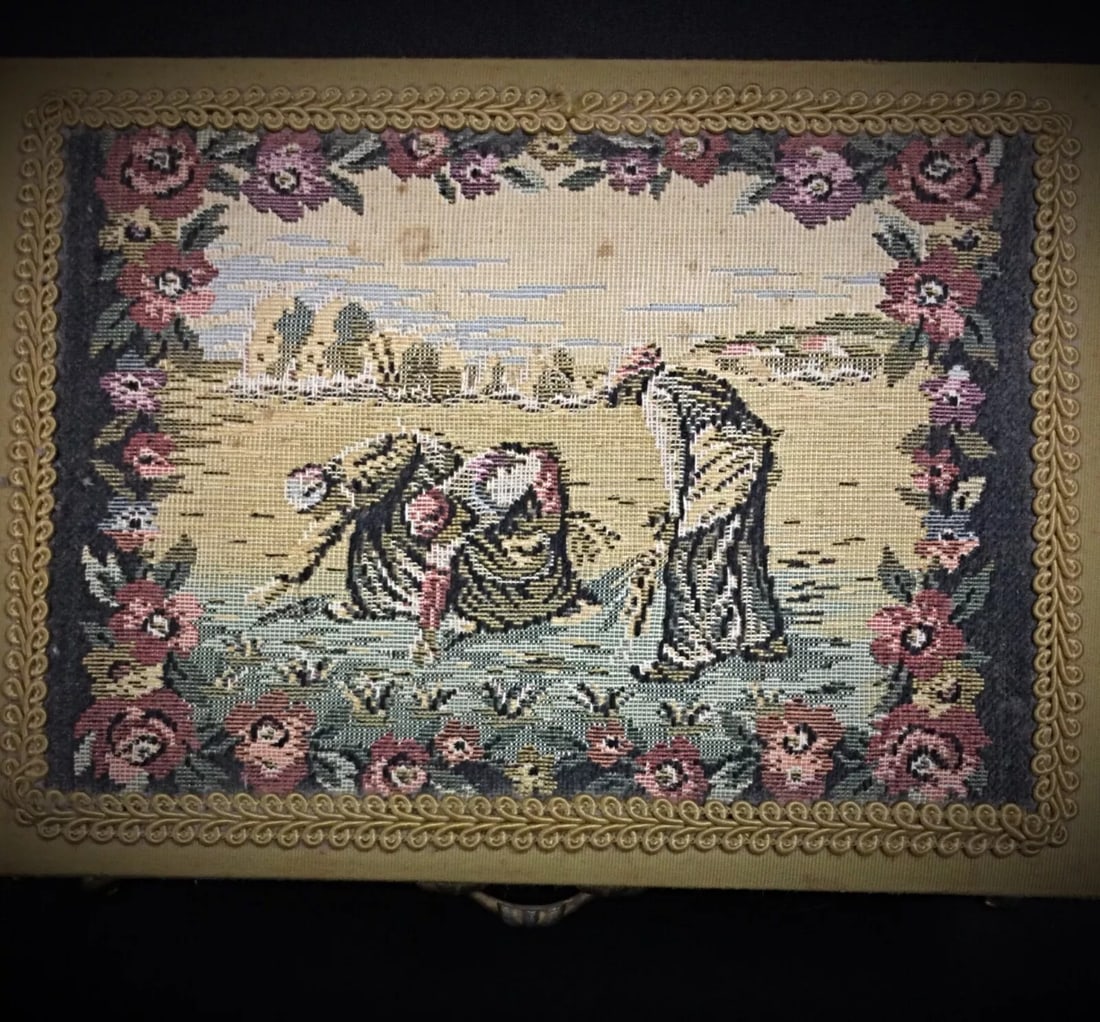 Charming Small Musical Box with Embroidered Decoration, Quadripod - 11